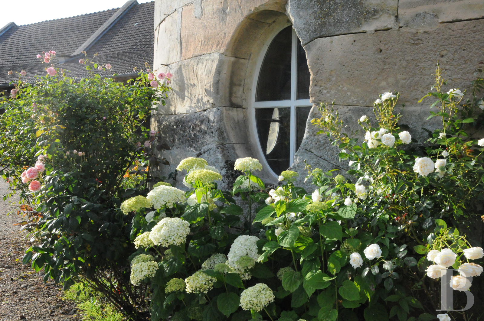 A large 18th century farmhouse and dovecote transformed into a hotel in the Oise, near Senlis - photo  n°4